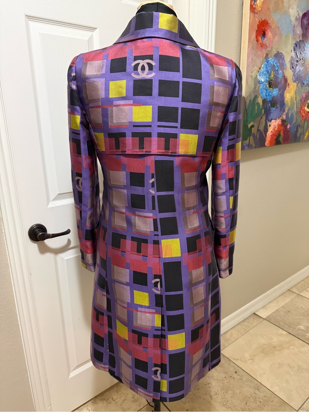 Chic CHANEL Silk Geometric Trench Coat - Picture 3 of 9